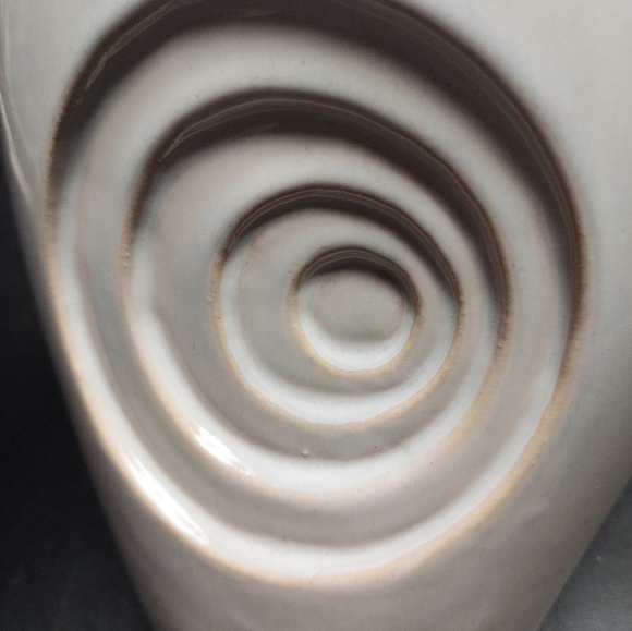3D Cream Colored Vase Marquise Opening Abstract Circle Design Glossy 12.25" X 8" - Picture 4 of 11